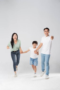 Beyaz bir arkaplanda poz veren bir aile