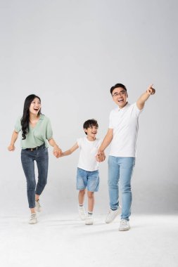 Beyaz bir arkaplanda poz veren bir aile