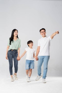 Beyaz bir arkaplanda poz veren bir aile