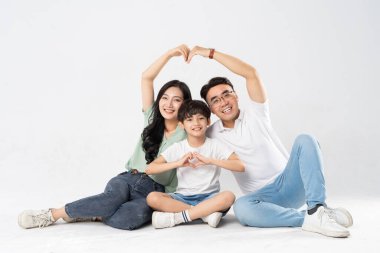 Beyaz bir arkaplanda poz veren bir aile