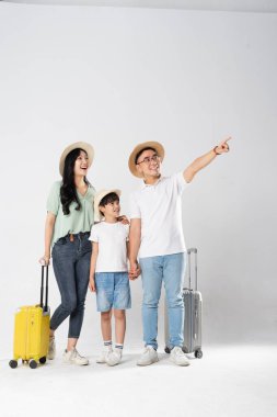 Beyaz bir arkaplanda poz veren bir aile