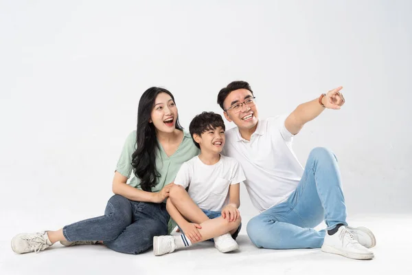 Una Famiglia Posa Uno Sfondo Bianco — Foto Stock