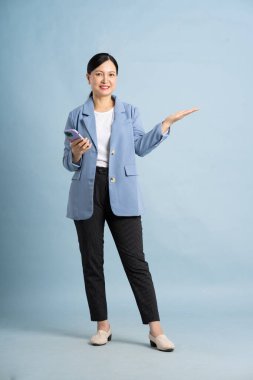 Orta yaşlı bir iş kadınının tam vücut fotoğrafı.