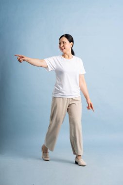 Orta yaşlı bir kadının tam vücut fotoğrafı.