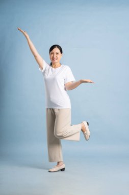 Orta yaşlı bir kadının tam vücut fotoğrafı.