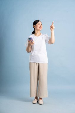 Akıllı telefon kullanan yaşlı bir kadının görüntüsü