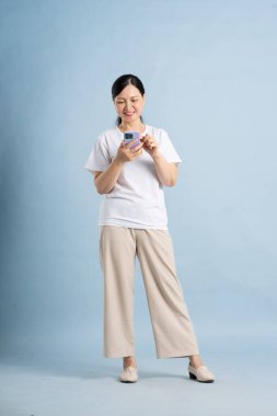 Akıllı telefon kullanan yaşlı bir kadının görüntüsü