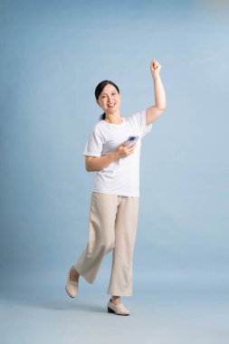 Akıllı telefon kullanan yaşlı bir kadının görüntüsü