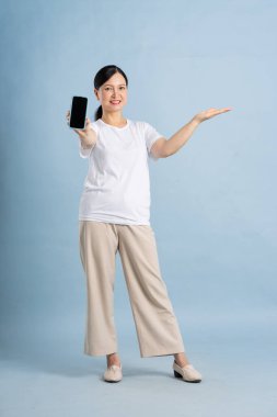 Akıllı telefon kullanan yaşlı bir kadının görüntüsü