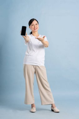 Akıllı telefon kullanan yaşlı bir kadının görüntüsü