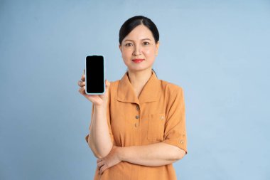 Akıllı telefon kullanan yaşlı bir kadının portresi