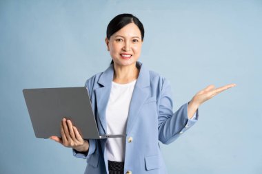 Laptop kullanan yaşlı bir kadının portresi