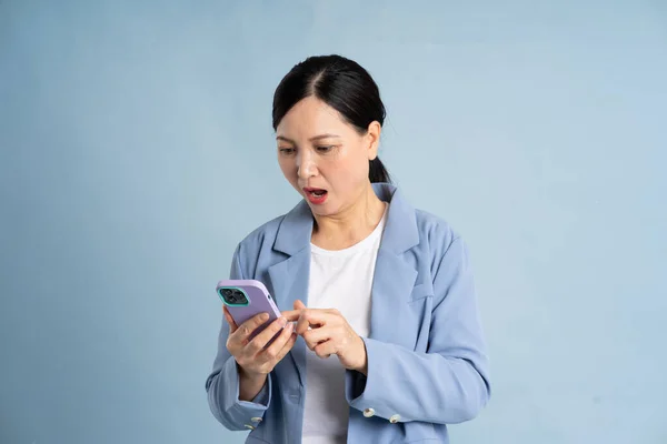 bir akıllı telefon kullanan bir iş kadını portresi