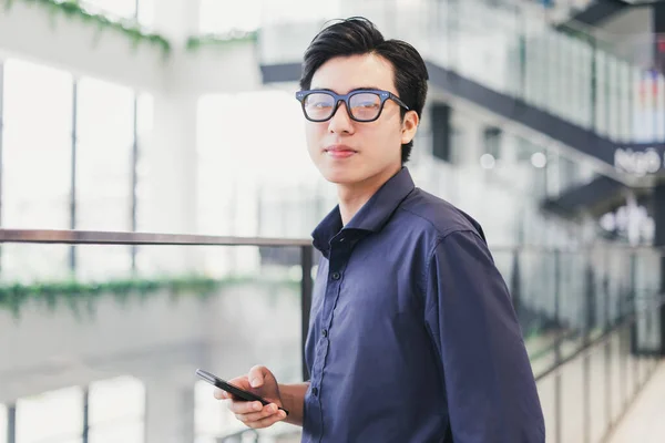 Retrato Empresário Asiático Confiante Sorridente Segurando Telefone Sua Mão — Fotografia de Stock