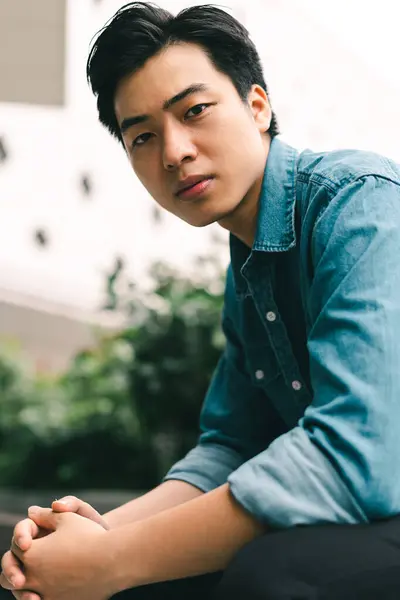 Asiatique Beau Jeune Homme Dans Fond Jardin Vert — Photo