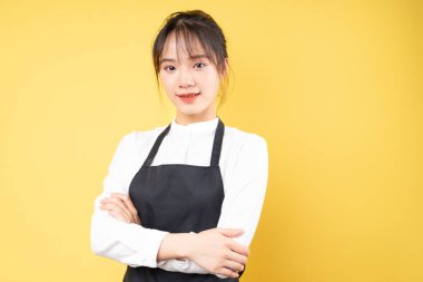 Sarı arka planda neşeli garson portresi