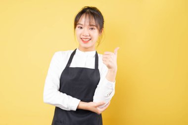 Sarı arka planda neşeli garson portresi