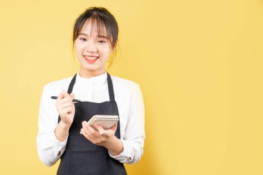 Sarı arka planda neşeli garson portresi
