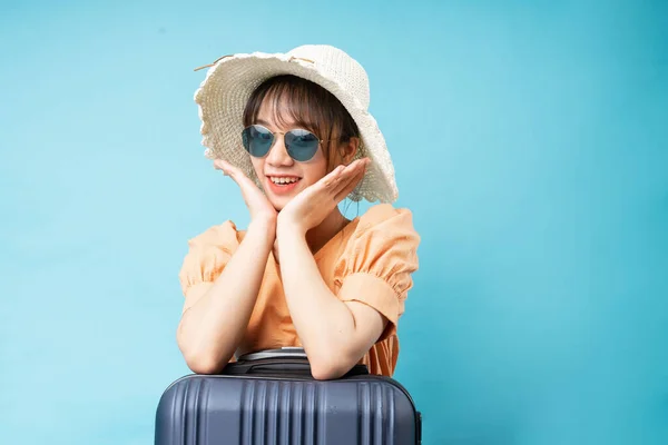 Portrait Young Girl Traveling Blue Background — Stock Photo, Image
