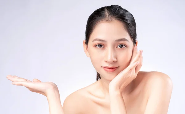 年轻皮肤迷人的年轻亚洲女人 面部护理 面部治疗 女性美白皮肤隔离 美容术 皮肤美容术及化妆品概念 — 图库照片
