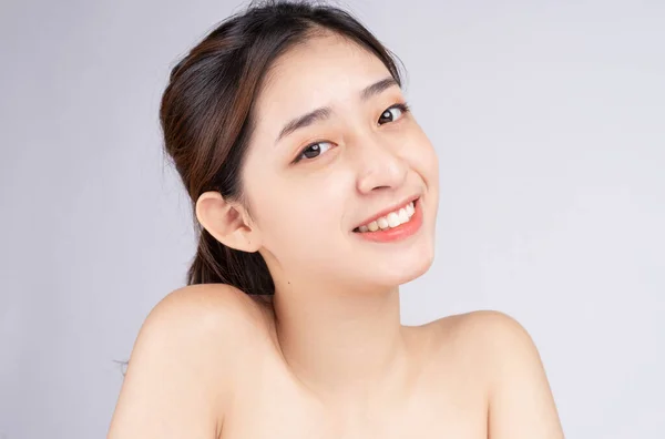Krásná Mladá Asijská Žena Čistou Svěží Pletí Bílém Pozadí — Stock fotografie