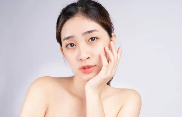 Beautiful Young Asian Woman Clean Fresh Skin White Background — Stock Photo, Image