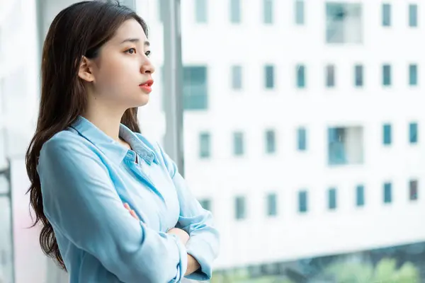 Retrato Uma Jovem Mulher Negócios Asiática Com Braços Cruzados Pensando — Fotografia de Stock