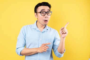 Sarı arka planda izole edilmiş erkek portresi.