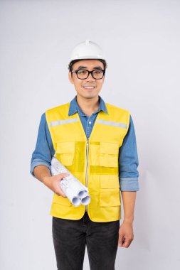 İzole edilmiş beyaz arka planda duran kasklı kasklı gülümseyen Asyalı inşaat mühendisi. Mekanik servis kavramı.