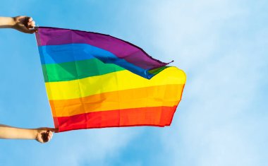 lgbt bayrağının mavi gökyüzünde dalgalanan görüntüsü