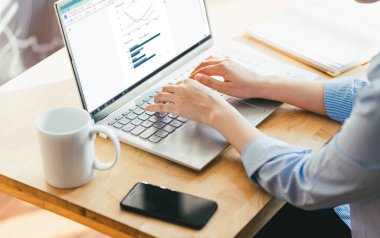 Dizüstü bilgisayarla çalışan bir kadın işadamının görüntüsü