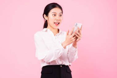 Pembe arka planda izole edilmiş Asyalı genç iş kadını portresi.