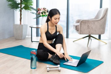 Evde egzersiz yapan Asyalı kız.