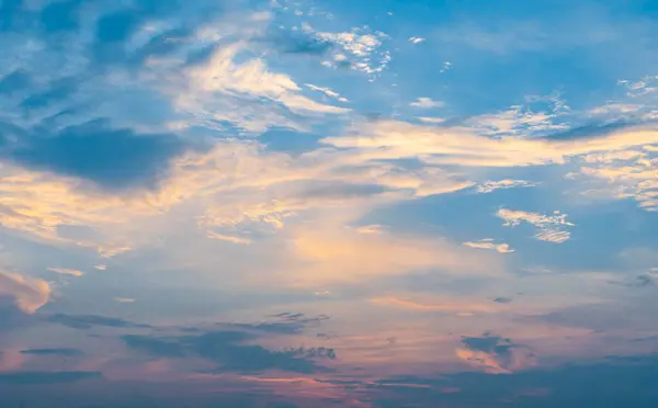 하늘의 구름을 하늘의 파란색과 주황색 태양의 — 스톡 사진