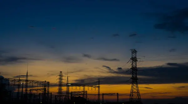 Güneş ayarı bir elektrik alt istasyonlar üzerinden.