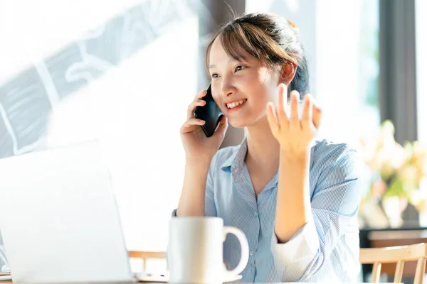 Ritratto Donna Affari Asiatica Che Lavora Caffè — Foto Stock