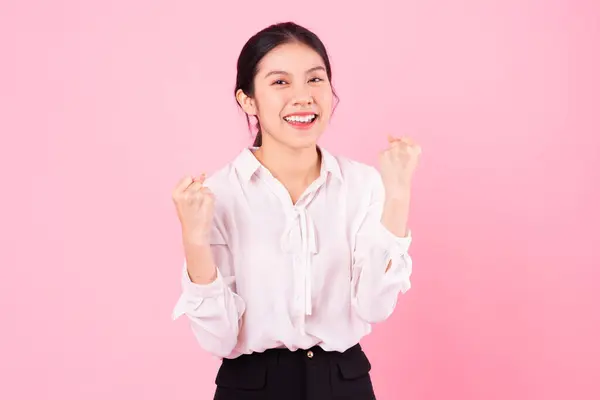 Portrait Jeune Femme Affaires Asiatique Isolé Sur Fond Rose — Photo