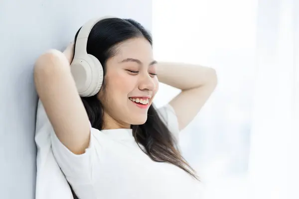 Asiatique Fille Image Relax Écouter Musique — Photo