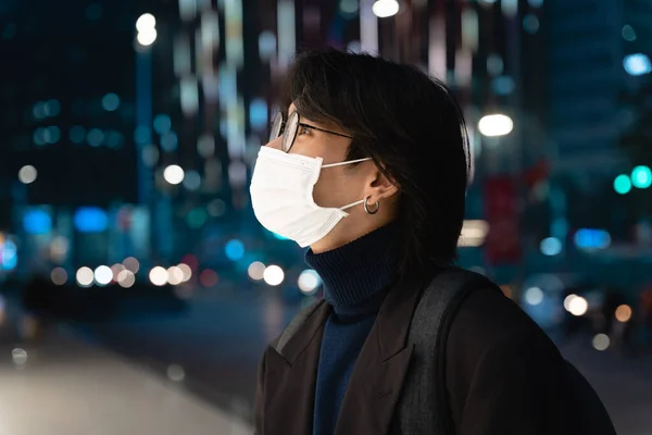 アジアのビジネスマンの肖像画 マスクを着て夜通りに — ストック写真