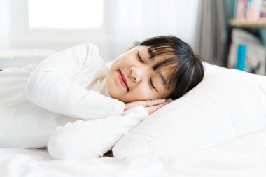 Yatakta yatan kız portresi