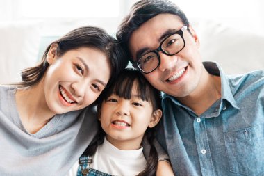 Evde küçük Asyalı aile portresi