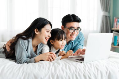 Evde küçük Asyalı aile portresi