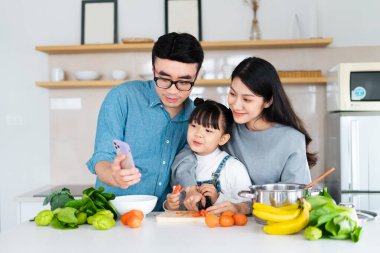 Evde yemek pişiren Asyalı bir ailenin görüntüsü