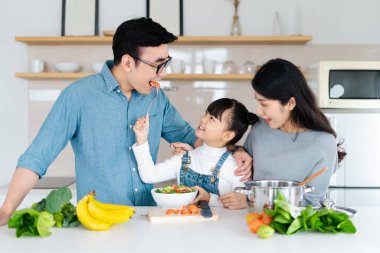 Evde yemek pişiren Asyalı bir ailenin görüntüsü