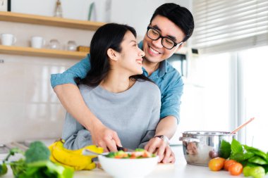 Birlikte yemek yapan bir çiftin görüntüsü.