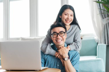 Evde birkaç Asyalı resmi var.