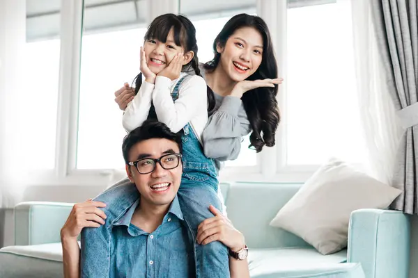 Asiático Família Fotos Casa — Fotografia de Stock