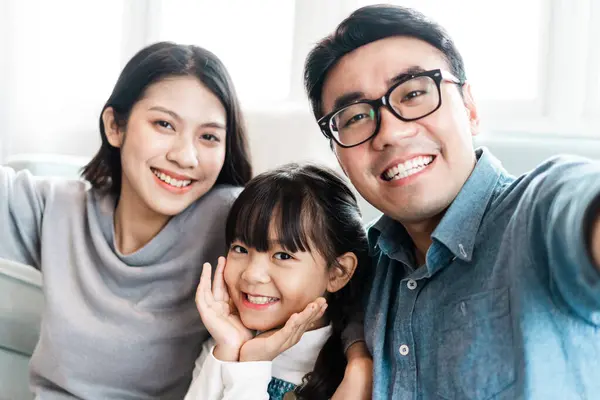 Pequeño Asiático Familia Retrato Casa —  Fotos de Stock
