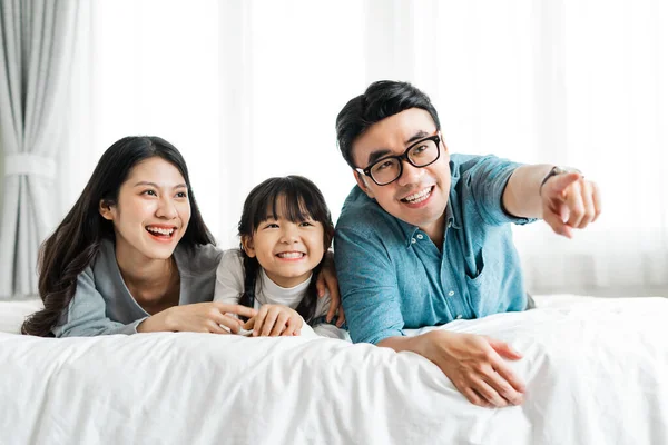 Pequeno Asiático Família Retrato Casa — Fotografia de Stock