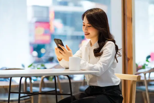 Mulher Negócios Asiática Trabalhando Café — Fotografia de Stock